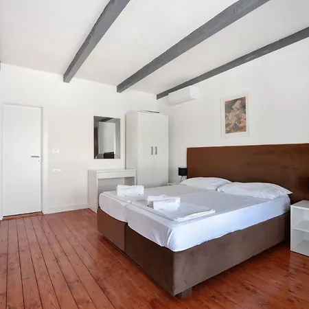 בקתה Beach House Mobile Home Sv Kriz טרוגיר